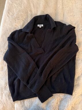 525 Black V-Neck Collared Sweater